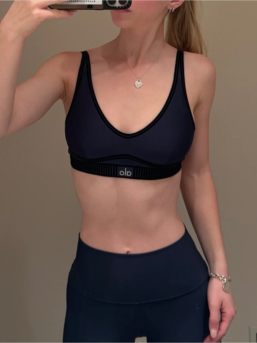 ALO Yoga Airline Line Up Bra in Bleu Marine